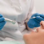 paciente-de-sexo-femenino-que-tiene-un-procedimiento-realizado-en-el-dentista Cosmodent Candelaria - Clínica Dental en Tenerife | Escáner dental: tecnología avanzada para un diagnóstico más preciso