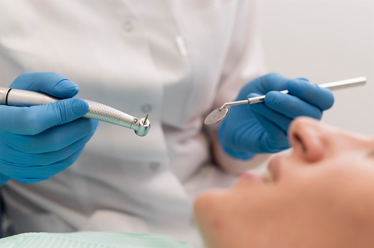 paciente-de-sexo-femenino-que-tiene-un-procedimiento-realizado-en-el-dentista Cosmodent Candelaria - Clínica Dental en Tenerife | Reconstrucción con poste dental: qué es, para qué sirve y cuándo se recomienda