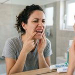 Cosmodent Candelaria - Clínica Dental en Tenerife | ¿Blanquear los dientes en casa? La verdad sobre el carbón activado y la cáscara de plátano